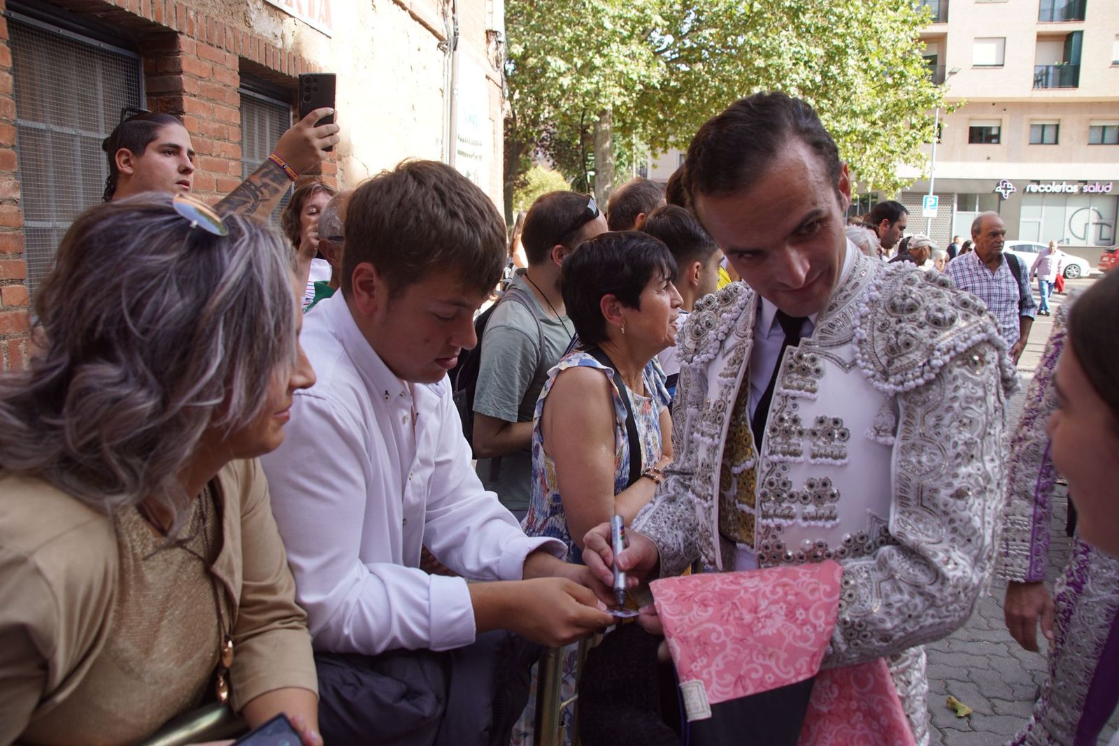 Así se ha vivido la primera corrida de la feria 2025 en La Glorieta: imágenes del ambiente en los tendidos y en el patio de cuadrillas