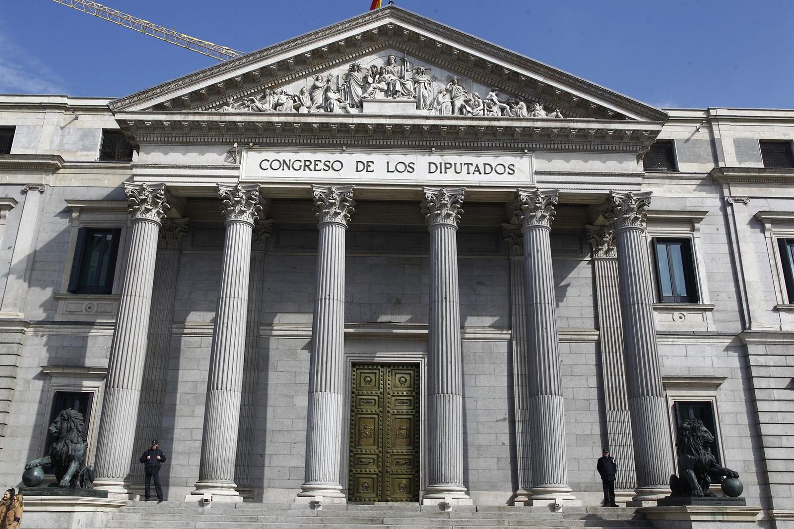 Puerta principal del Congreso de los Diputados con los leones - EUROPA PRESS - Archivo
