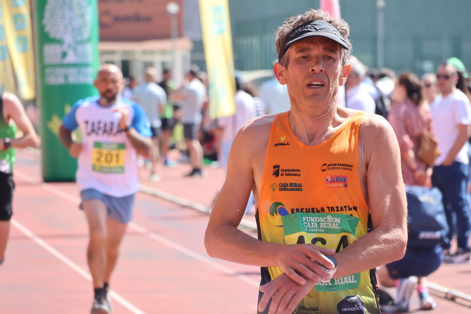 GALERÍA | Revive en imágenes la llegada a meta de los atletas en la Media Maratón de Zamora