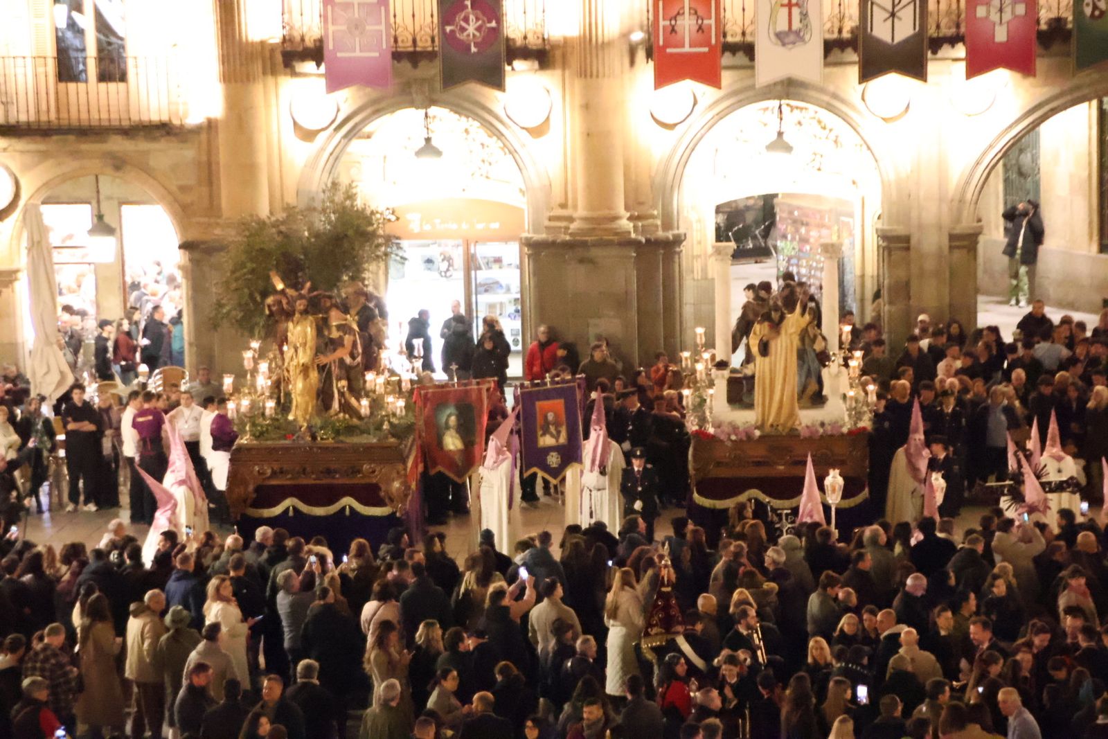 Emotivo desfile por el centenario de Seráfica Hermandad de Nazarenos con gran presencia de niños