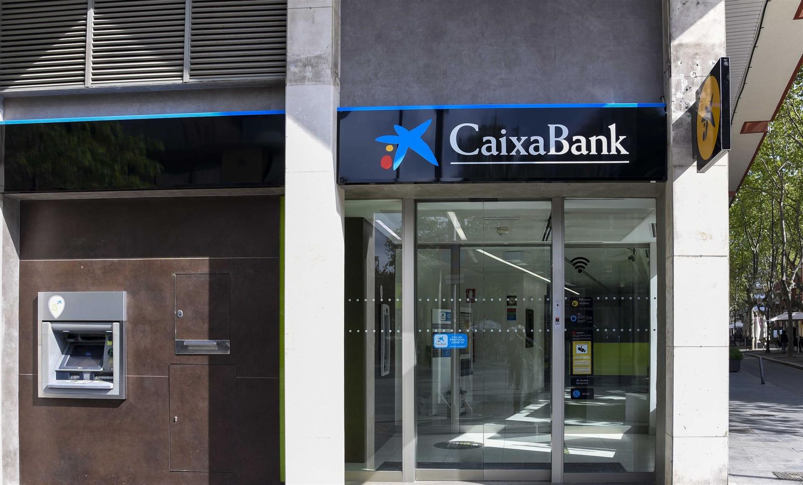 Cambio de la rotulación en una oficina de Bankia, ahora de CaixaBank