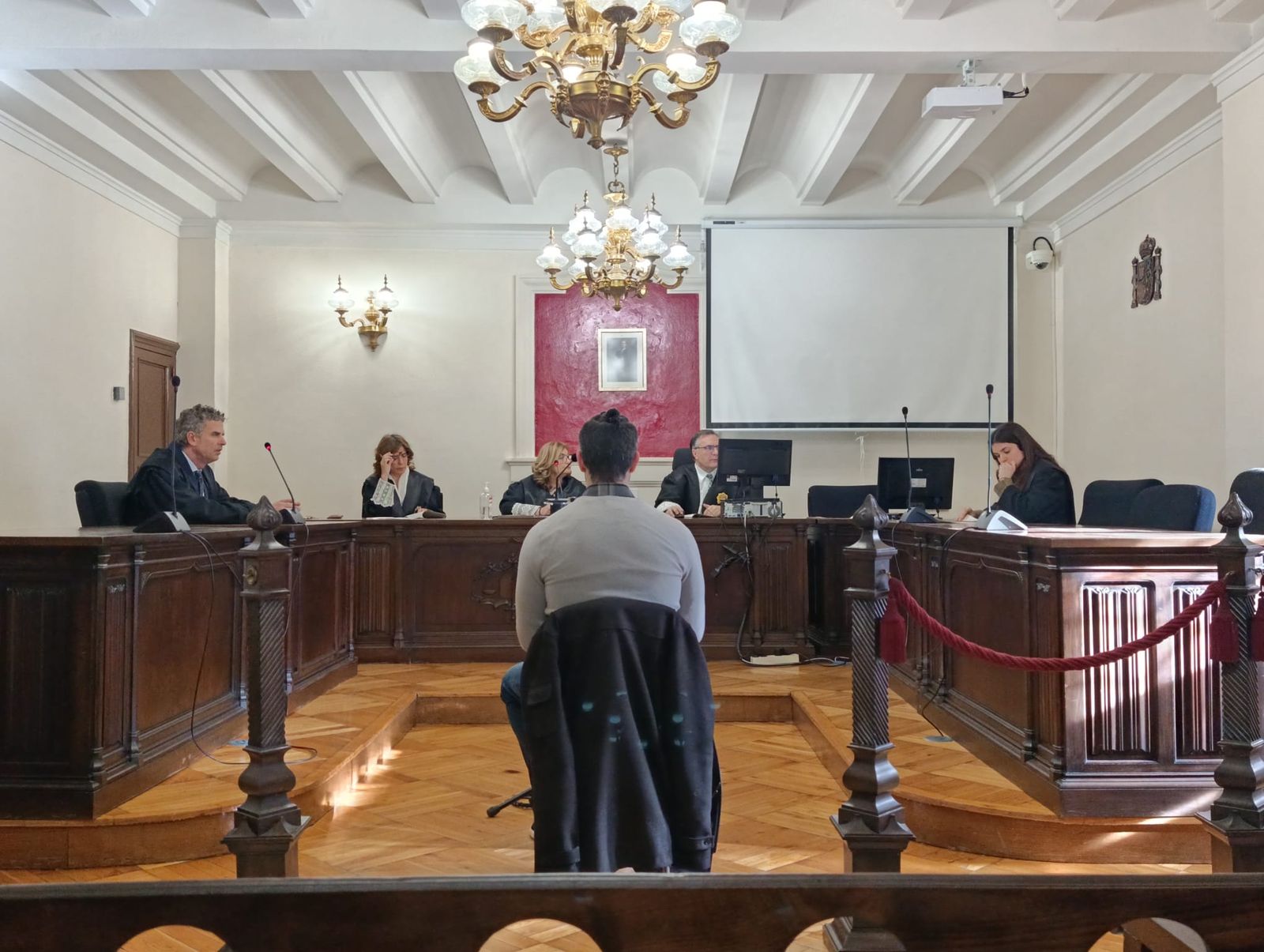 El acusado de un delito de posesión y distribuición de pornografía infantil durante el juicio