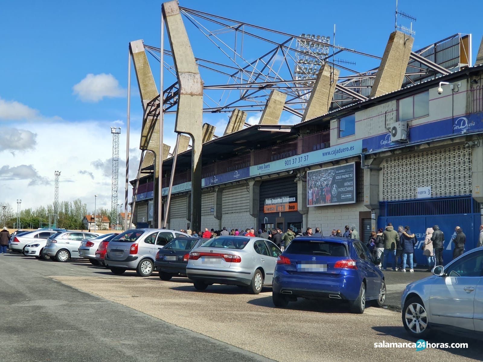 Colas en el Helmántico para Navalcarnero