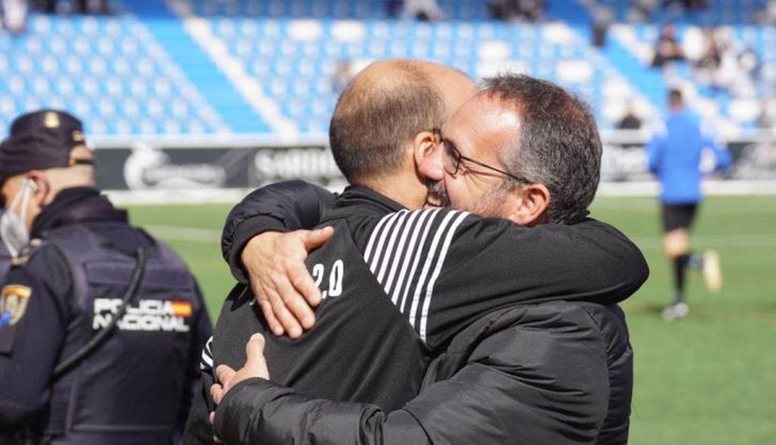Gorka Etxeberria se abraza con Torrens | FOTO SALAMANCA24HORAS.COM