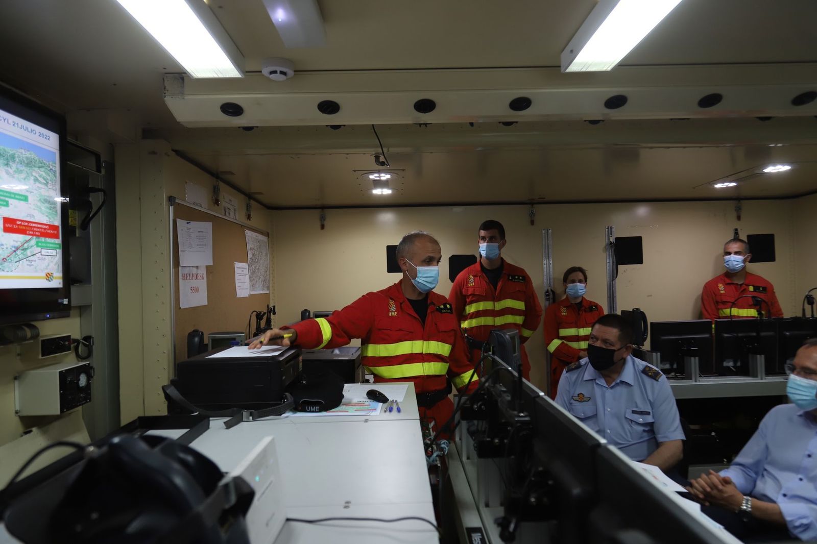 La UME explicacando la situación a la ministra