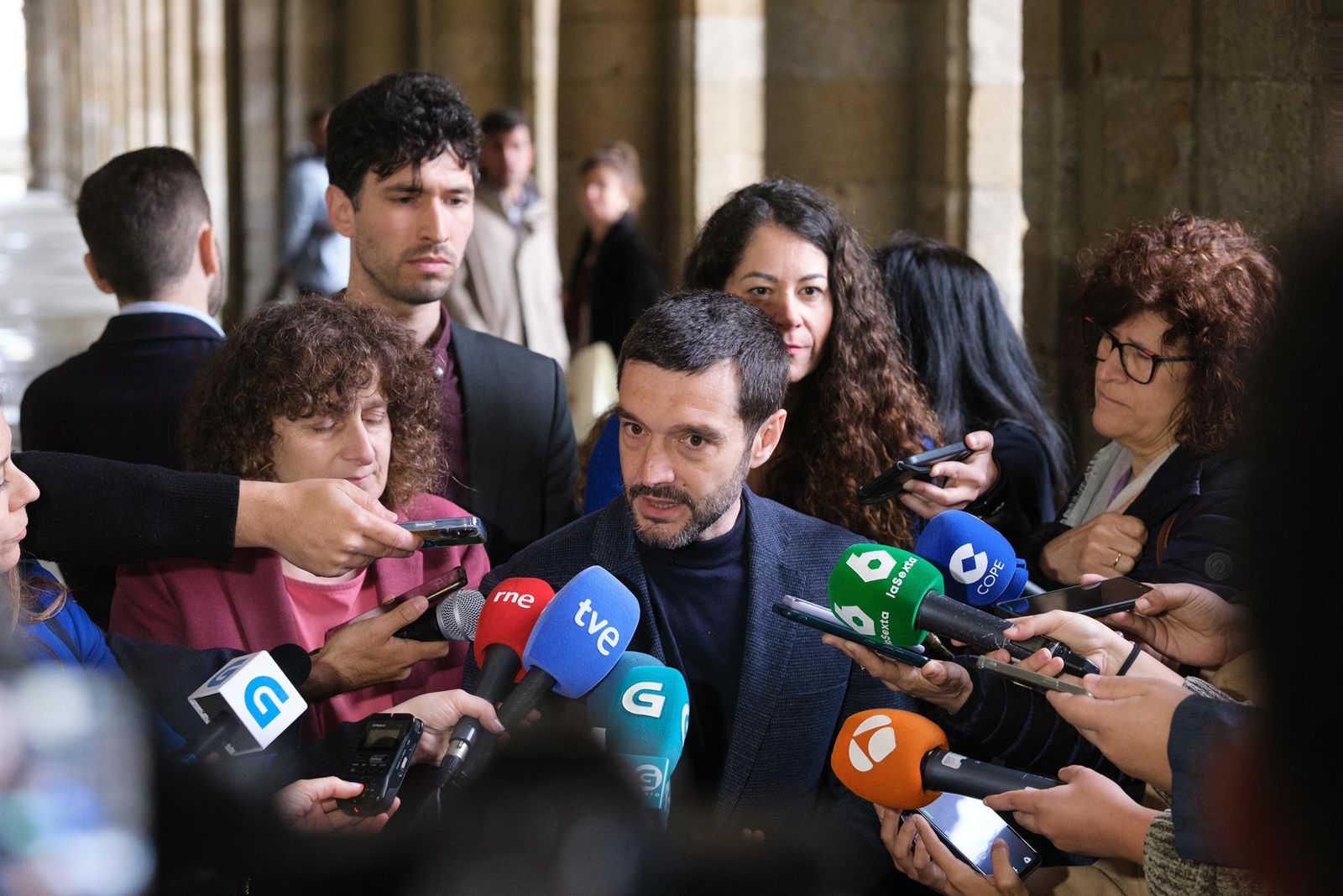 El ministro de Consumo, Pablo Bustinduy, y la alcaldesa de Santiago, Goretti Sanmartín, en atención a los medios, a 25 de abril de 2025. - CÉSAR ARXINA (EUROPA PRESS) El ministro de Consumo, Pablo Bustinduy, y la alcaldesa de Santiago, Goretti Sanmartín, en atención a los medios, a 25 de abril de 2025. - CÉSAR ARXINA (EUROPA PRESS)
