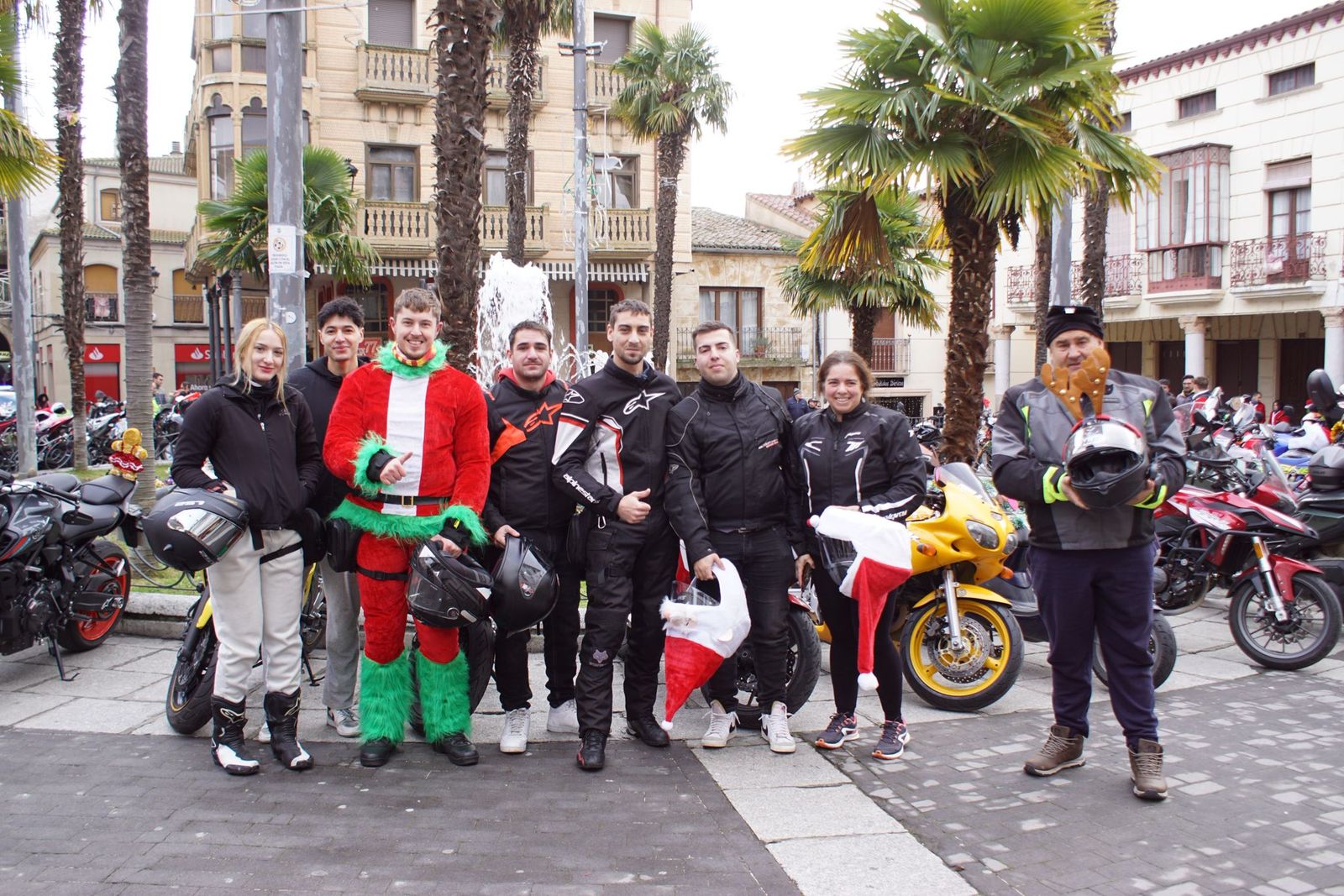 Alba de Tormes se despierta con el ruido de la 'Papanoelada motera' presidida por Papá Noel
