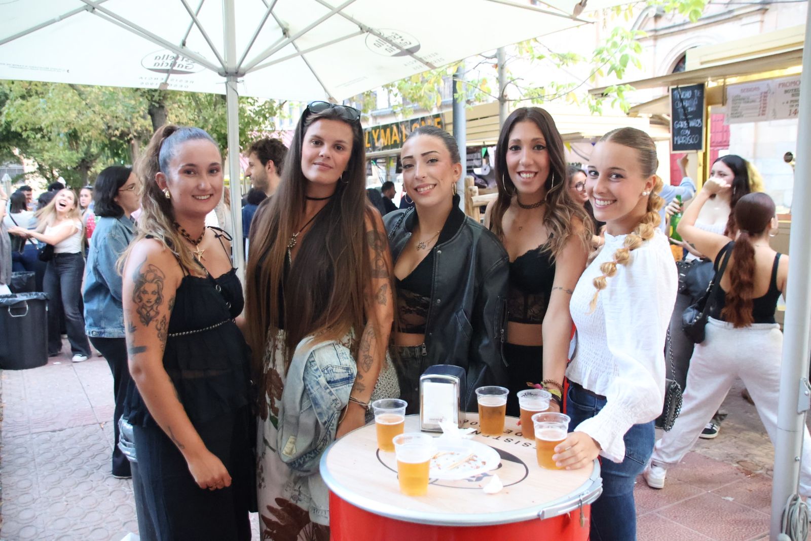 Ambiente de las casetas el  jueves por la tarde noche