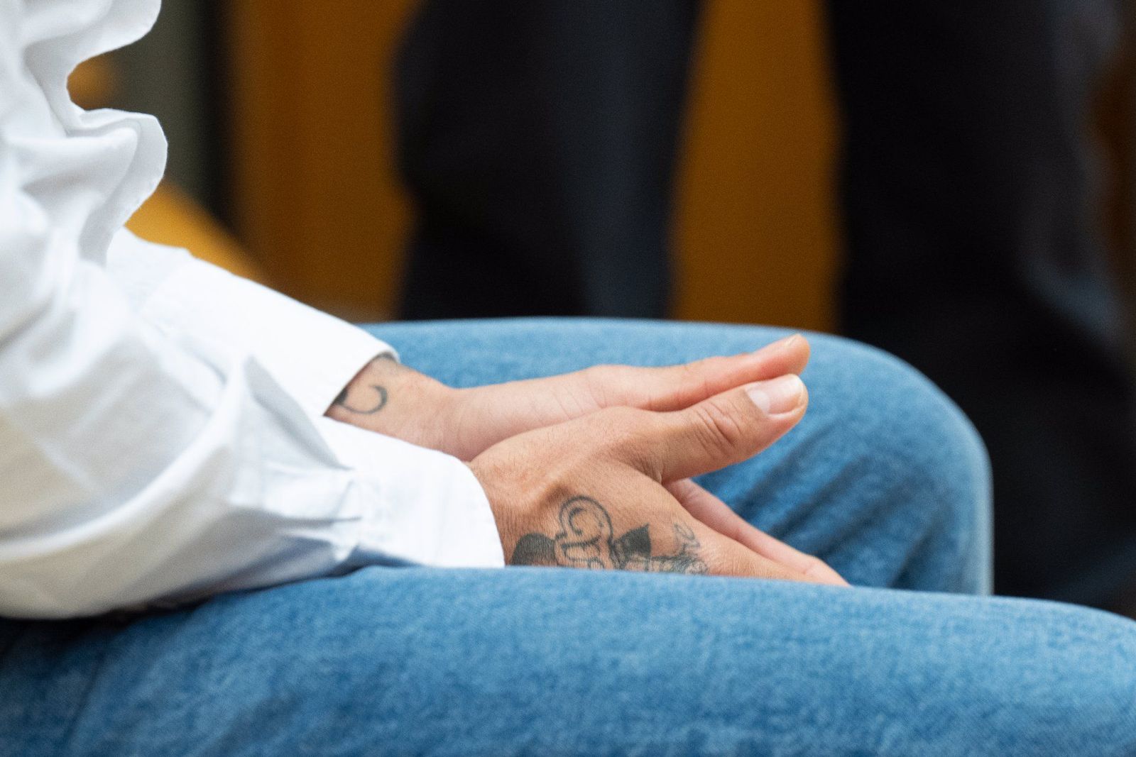 Las manos del exfutbolista Dani Alves durante un juicio en la Audiencia de Barcelona. EUROPA PRESS D.Zorrakino. POOL