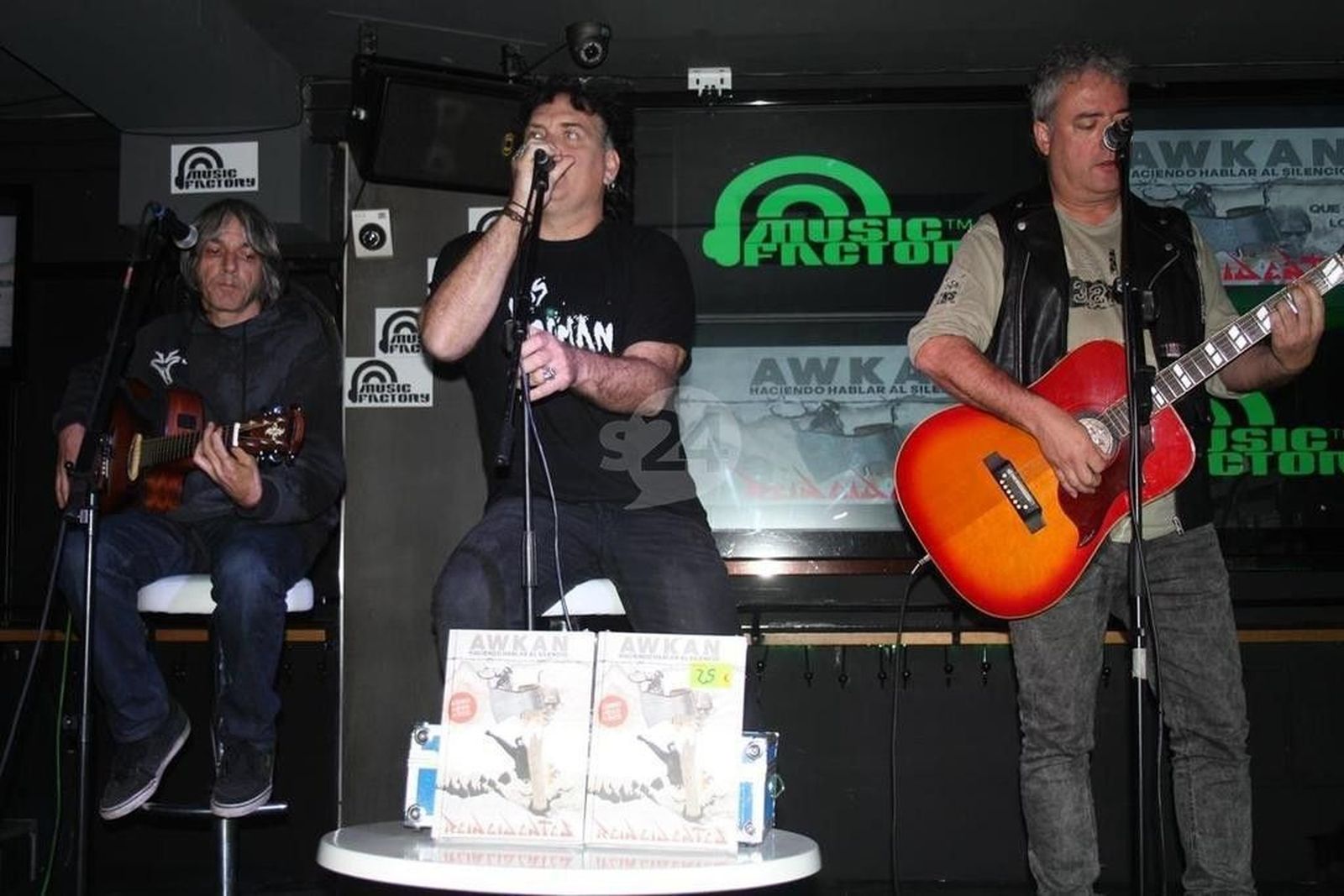 Awkan significa 'rebelarse' y va en honor al pueblo mapuche que aún no ha sido reducido