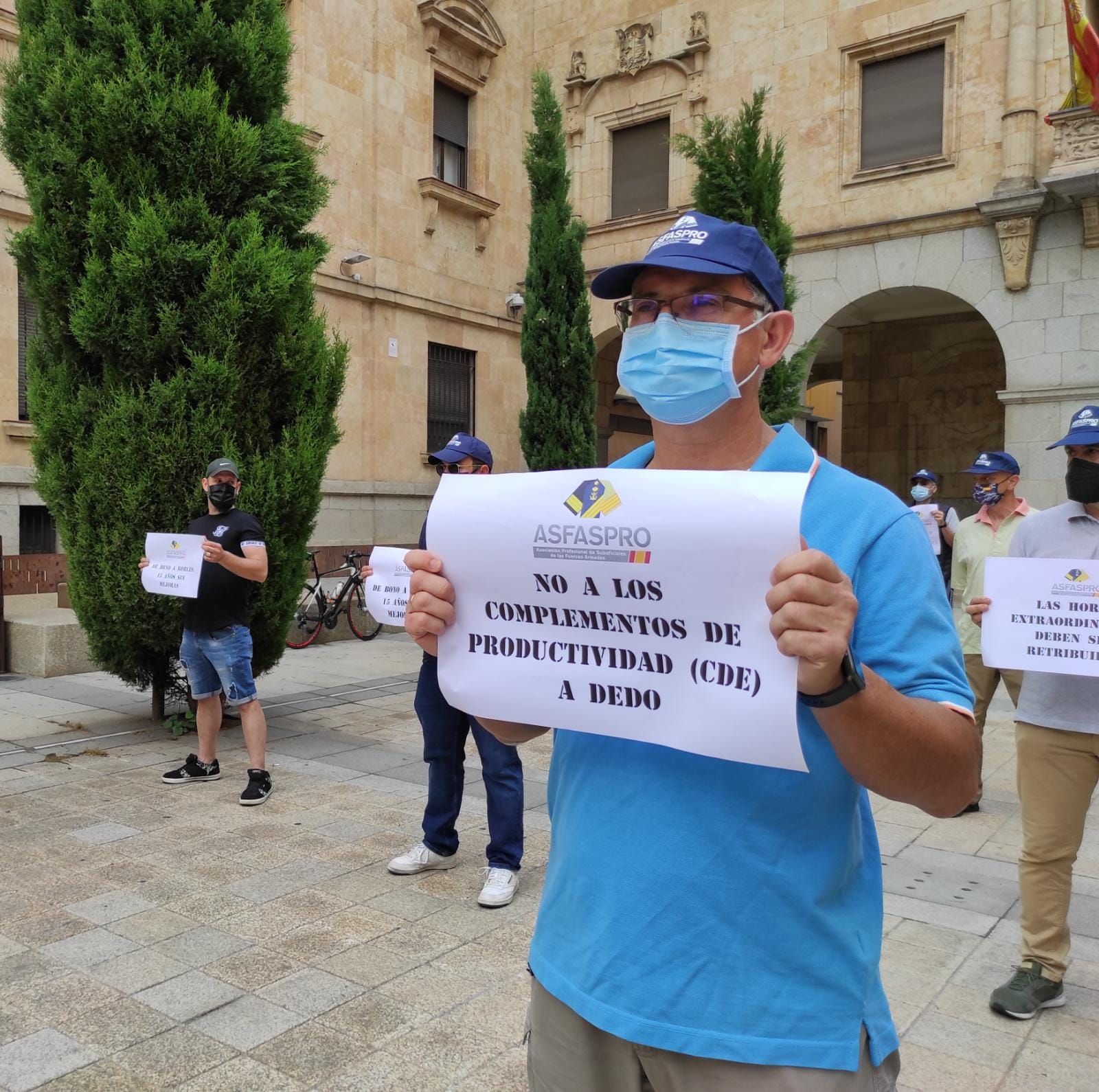 militares-salmantinos-se-manifiestan-frente-a-la-subdelegacion-del-gobierno-por-un-sueldo-digo-2