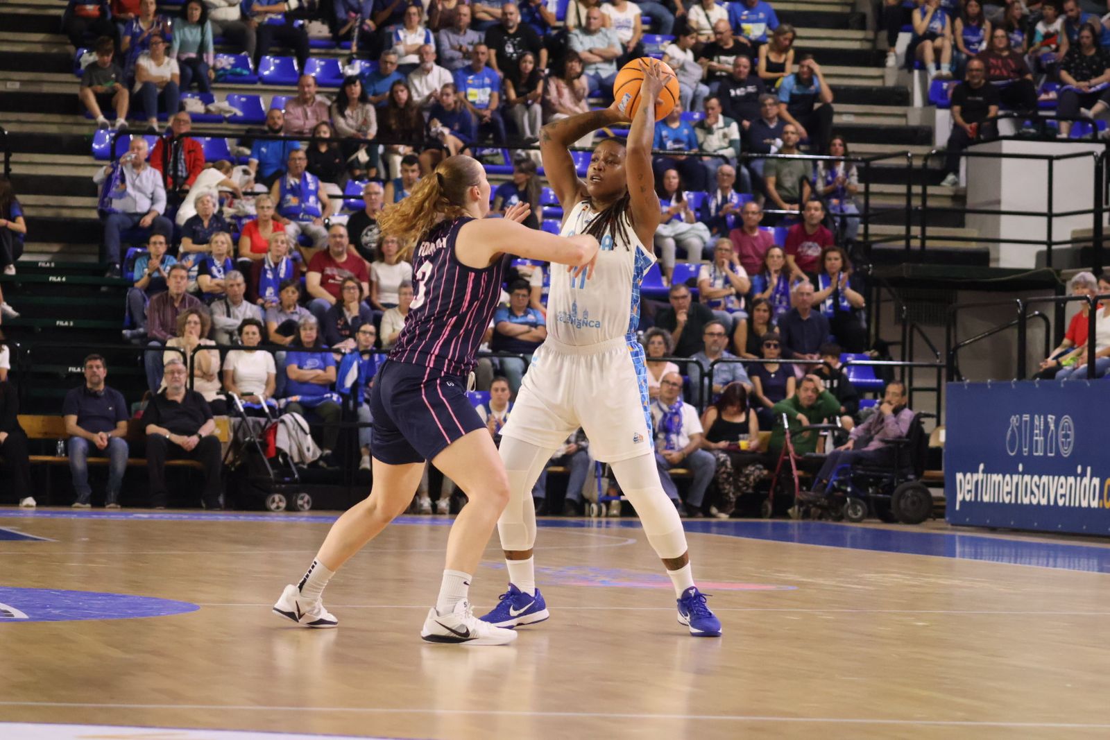 Perfumerías Avenida - Nyon Basket