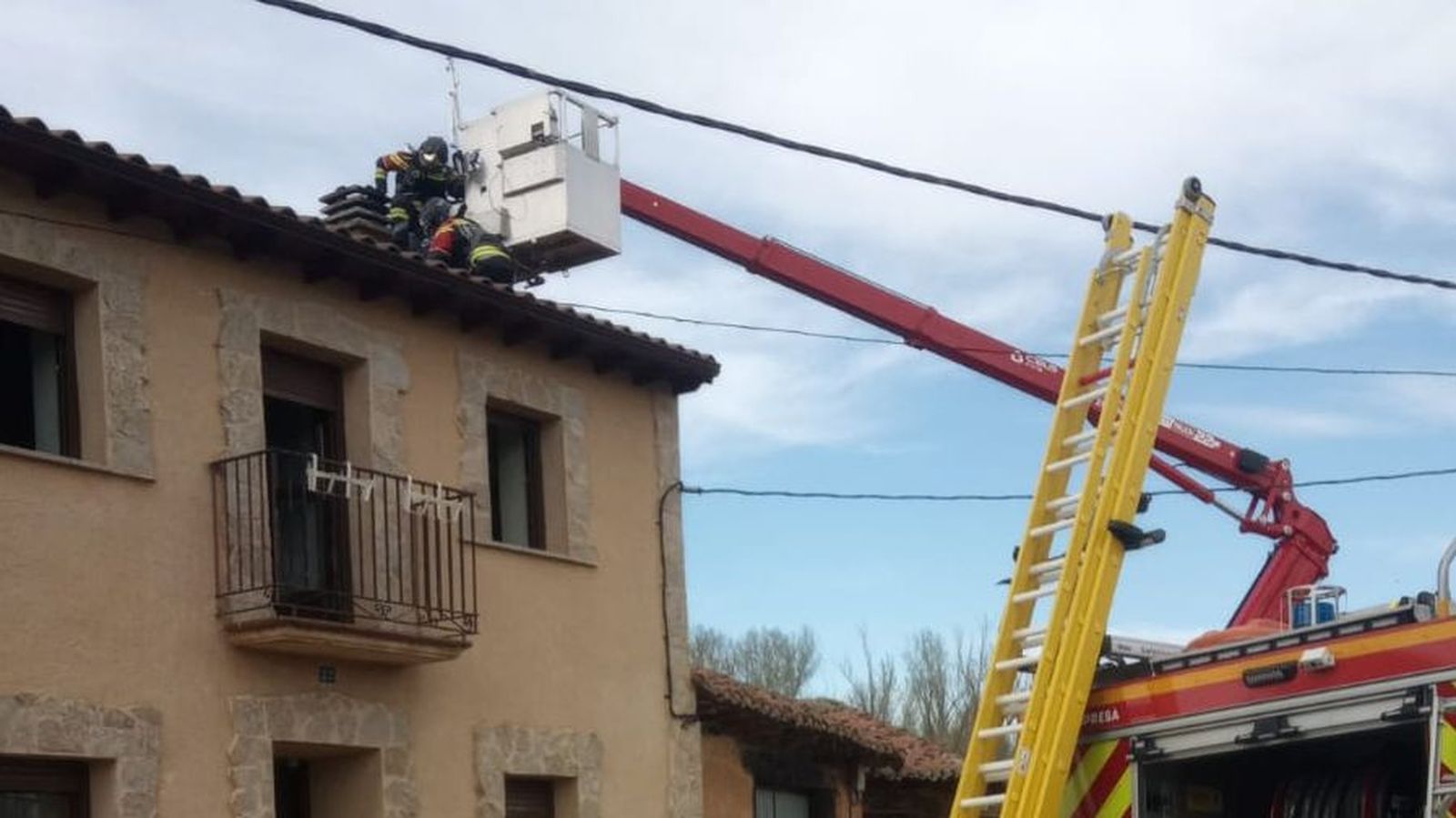 Intervención de los bomberos en la vivienda donde se originó el incendio