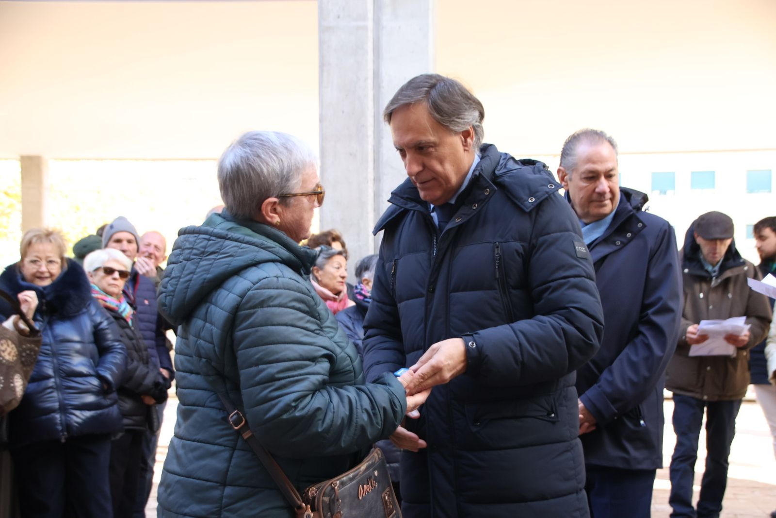 El alcalde de Salamanca, Carlos García Carbayo, entrega las llaves de la nueva promoción de viviendas protegidas en alquiler en Capuchinos