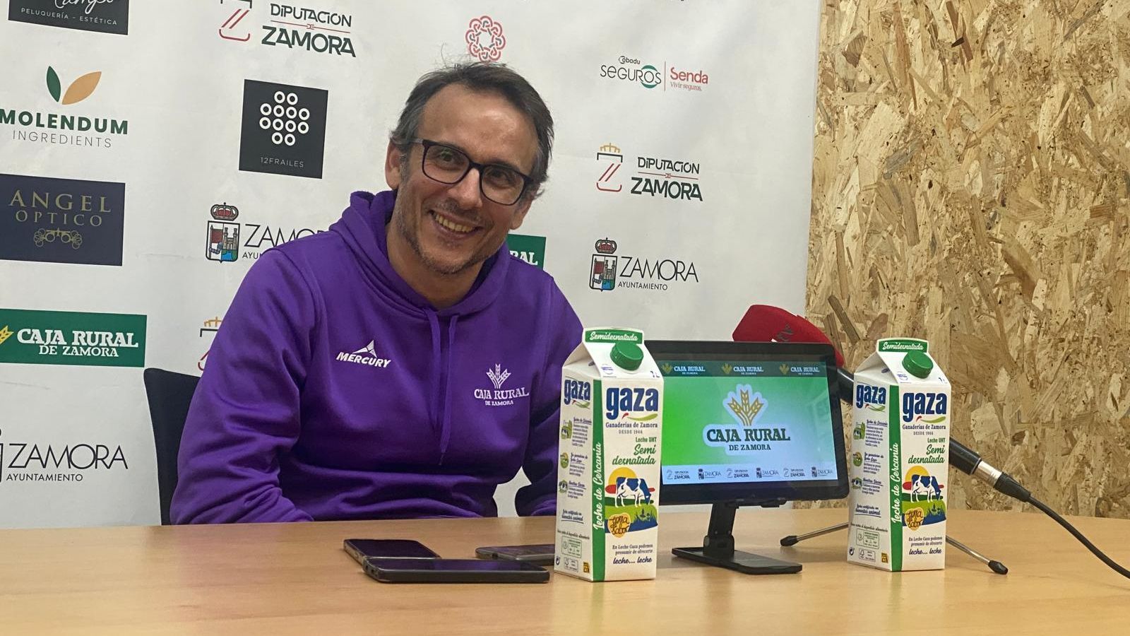 El técnico Félix Mojón durante la rueda de prensa