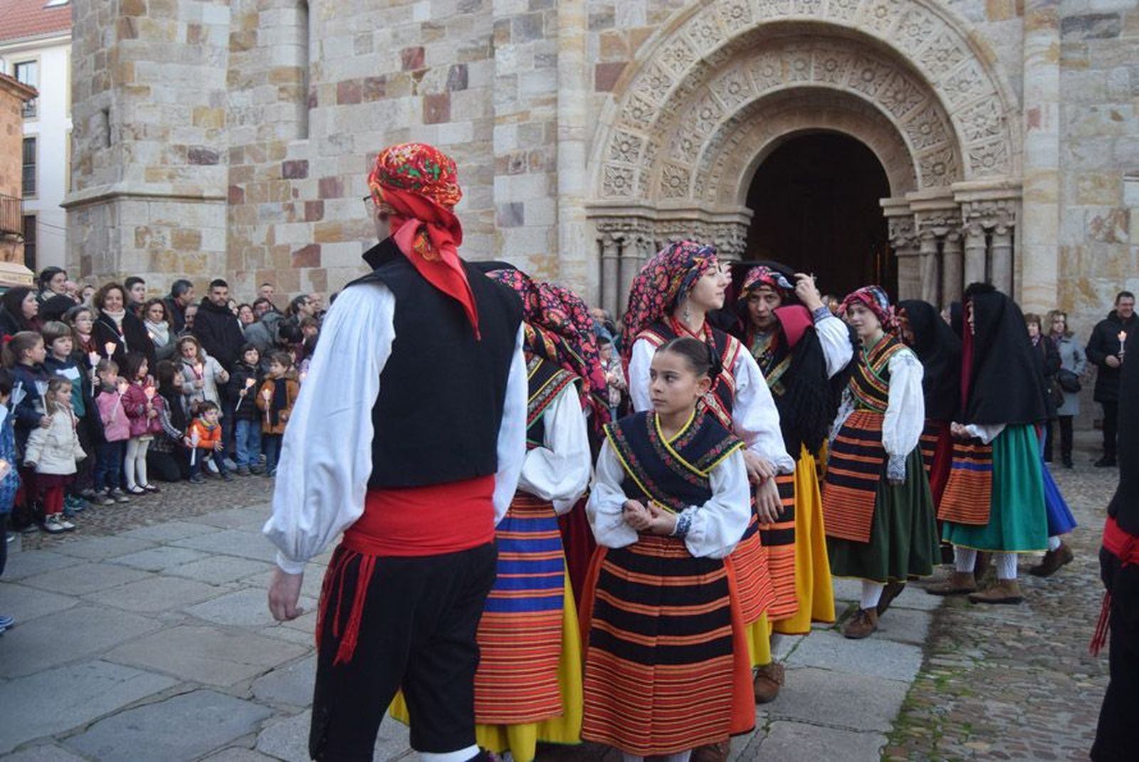las-candelas-vuelven-a-unir-la-iglesia-de-san-juan-con-la-de-san-vicente-77