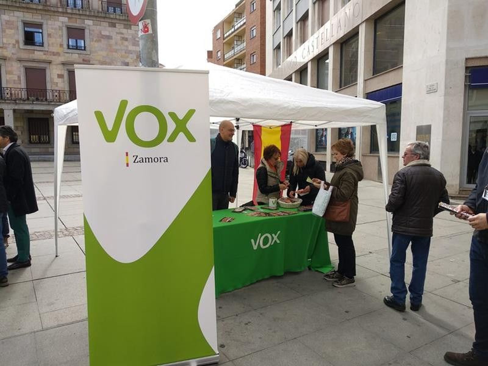 Mesa informativa VOX en Zamora. Archivo