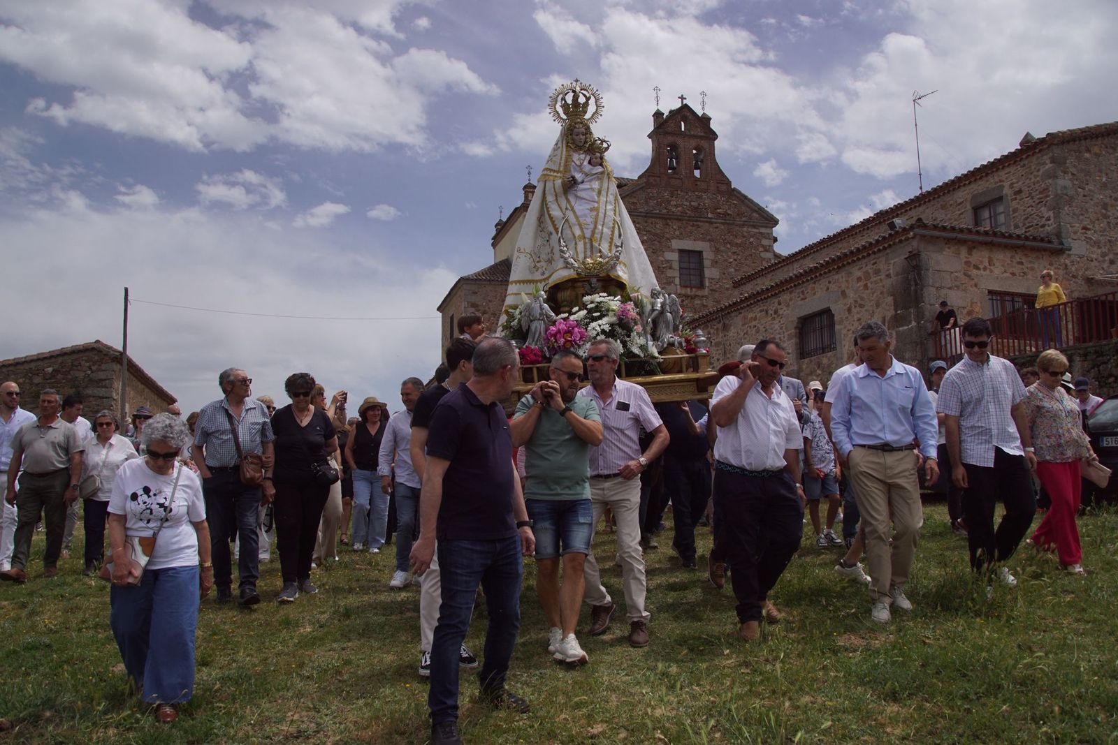 Valdejimena sale a los campos en su romería para honrar a su patrona