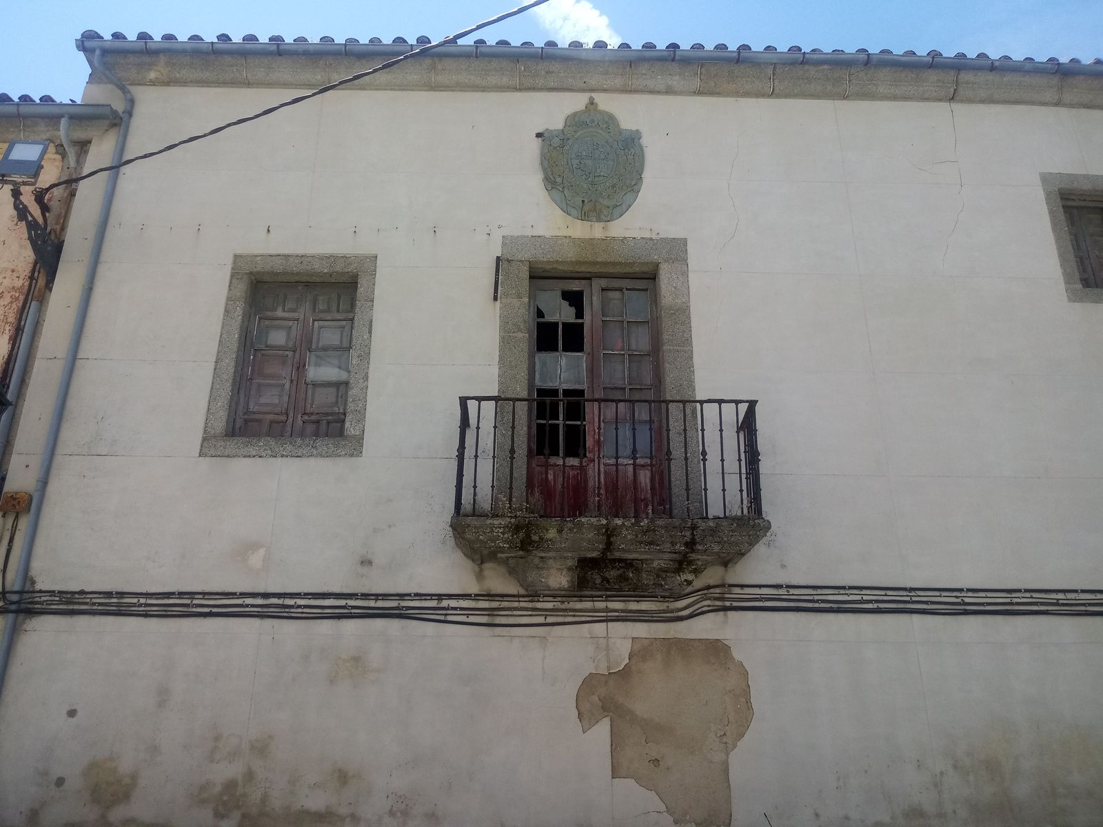 Escudo Real en la fachada de la Real Fábrica de Paños de Béjar.