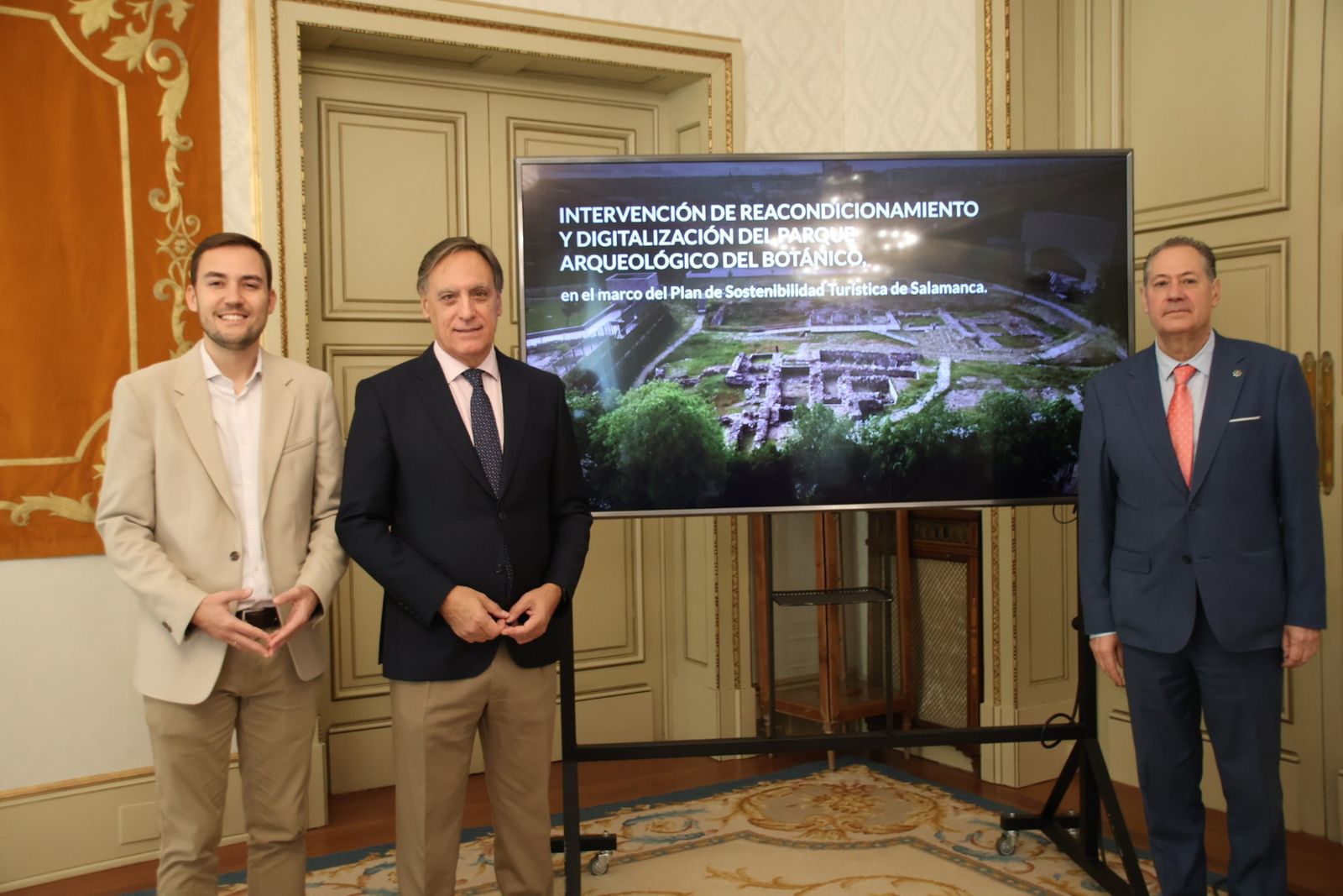 El alcalde de Salamanca, Carlos García Carbayo, presenta el proyecto de modernización del Parque Arqueológico del Botánico