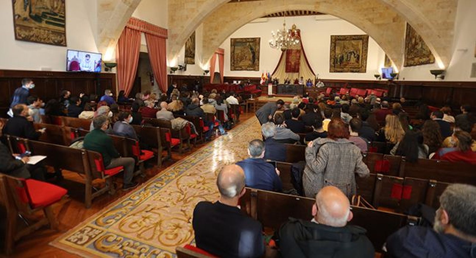 El rector reafirma ante el Claustro la solvencia económica y el crecimiento nacional e internacional de la Universidad de Salamanca