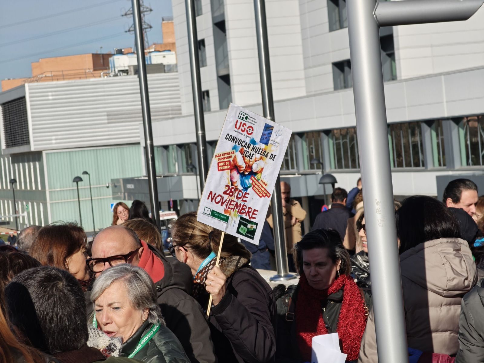 Las TCAEs de Salamanca se concentran a las puertas del hospital de Salamanca