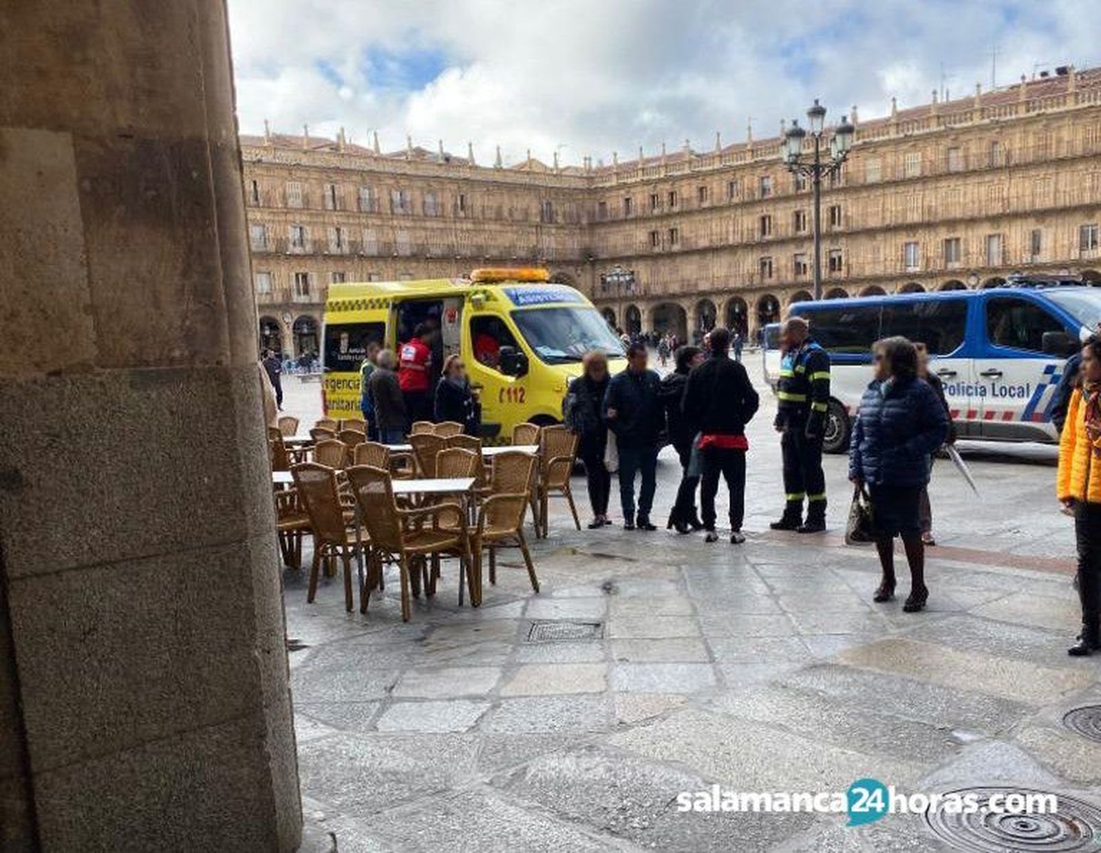 Policía y ambulancia en Plaza Mayor cuadrada