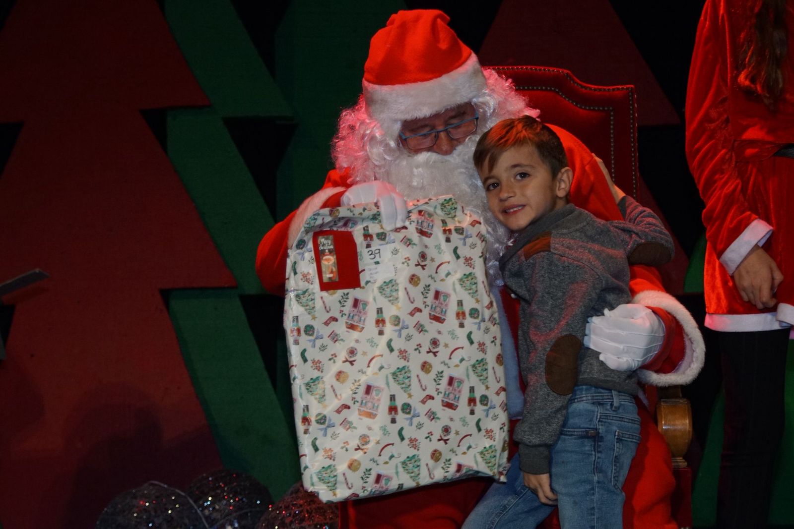 Papá Noel recorre las calles de Alba de Tormes y entrega regalos a los niños