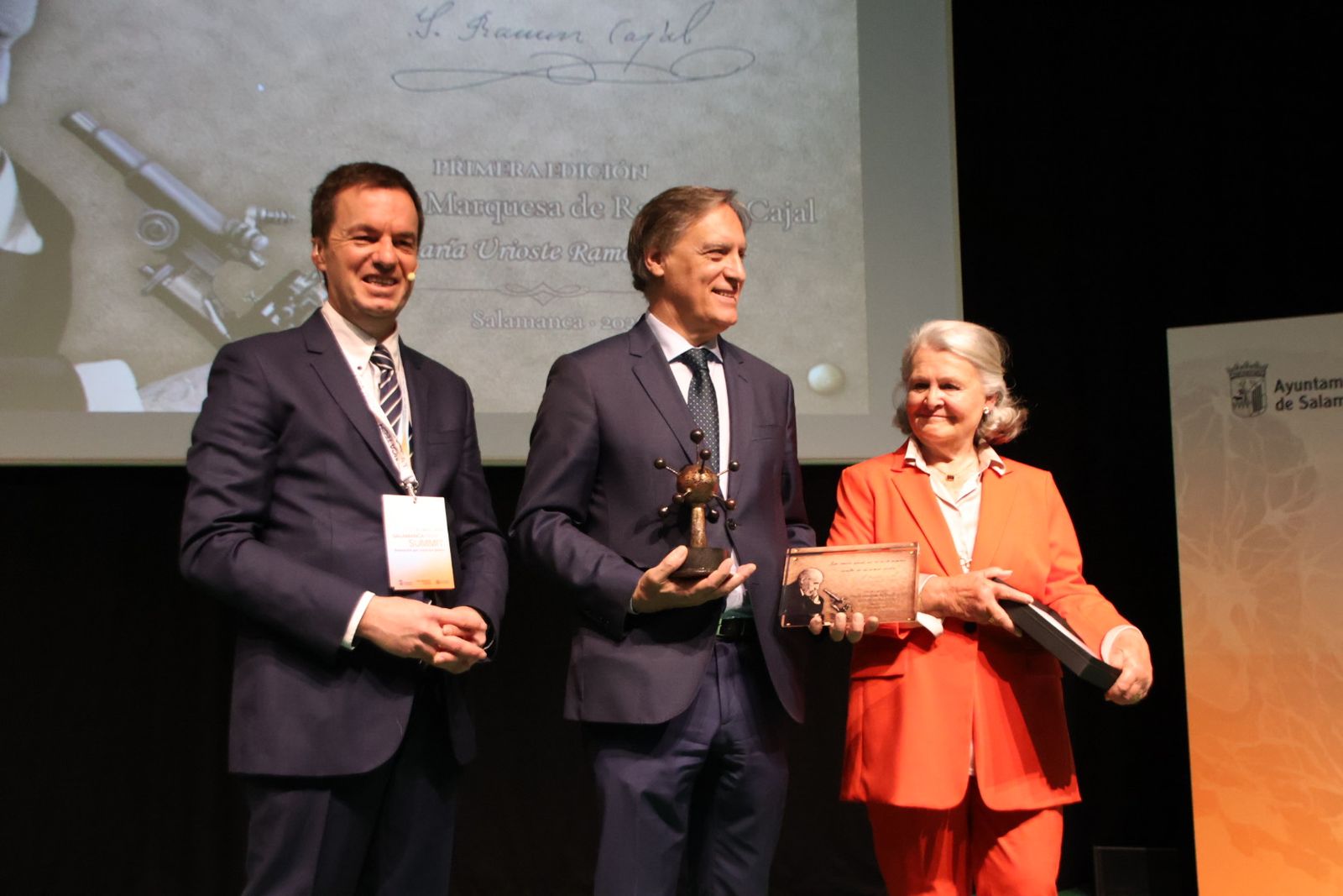 El alcalde de Salamanca, Carlos García Carbayo, recoge los Premios Santiago Ramón y Cajal en el marco de Salamanca Tech Summit