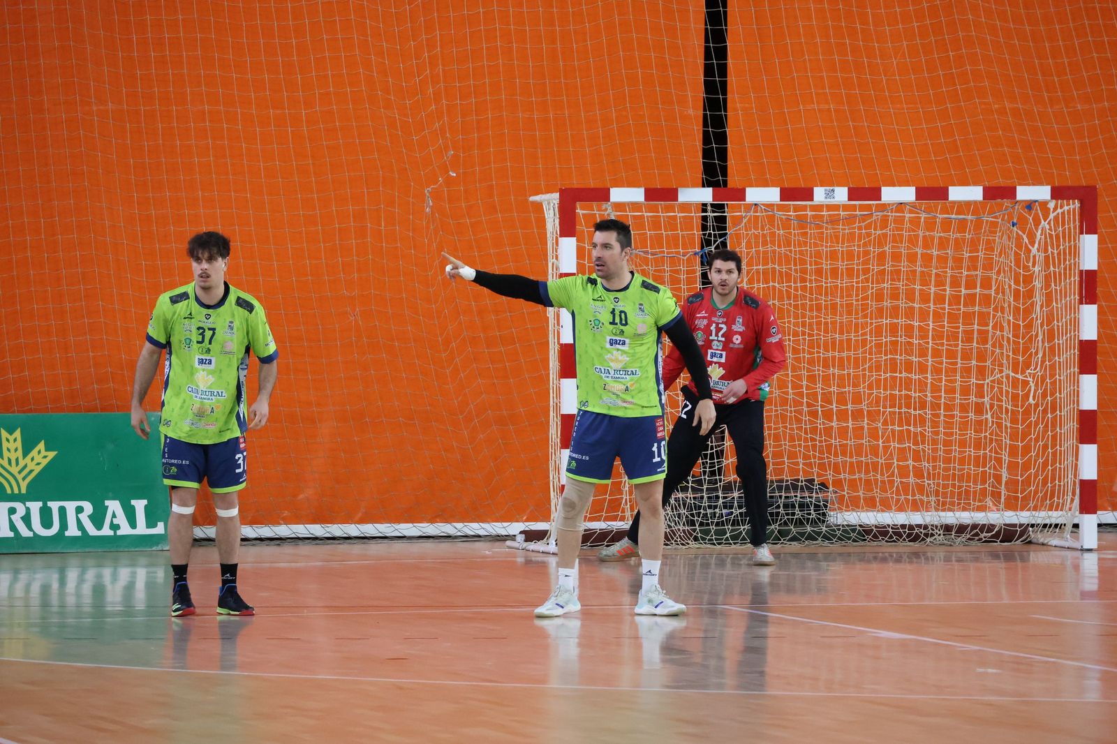 GALERÍA | Duelo de alturas entre el BM Zamora y el Torrelavega