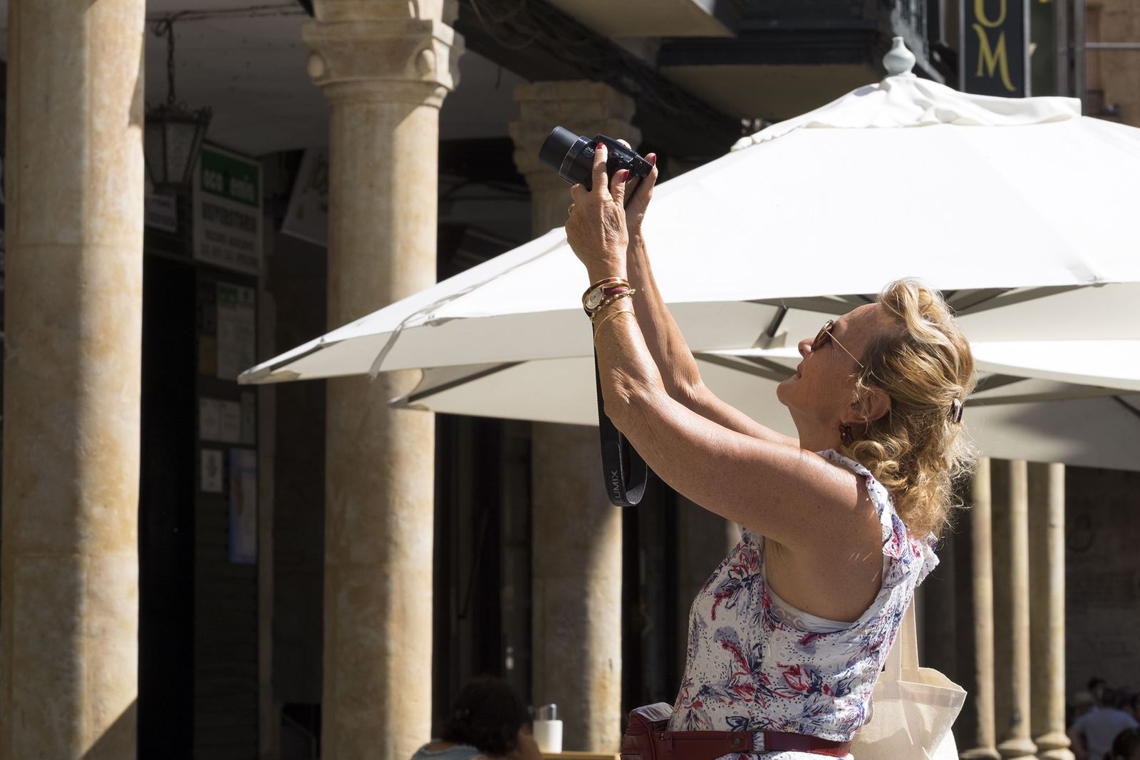 Una mujer, sin mascarilla, realiza una foto en Salamanca | Foto: ICAL