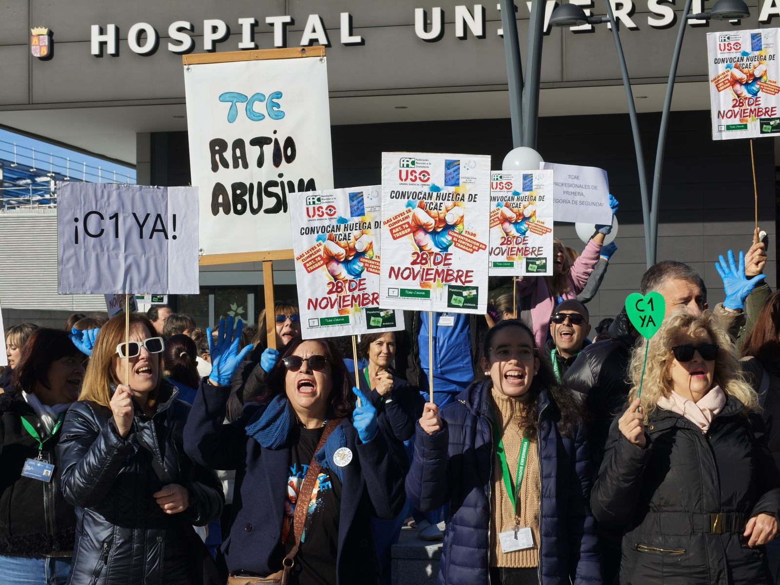 Las TCAEs de Salamanca se concentran a las puertas del hospital de Salamanca