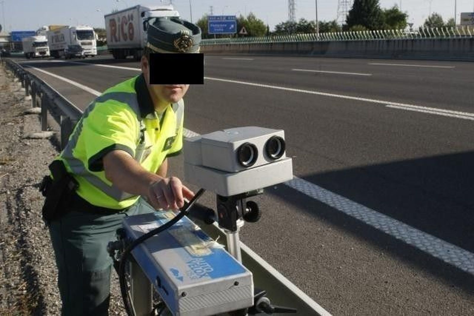 Detenido a 221 km/h un conductor que no podía ir a más de 100 por una orden médica