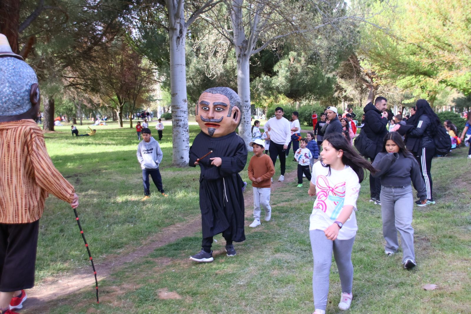 Los gigantes y cabezudos acompañados por la charanga ‘Queloque’s anima el parque de La Aldehuel