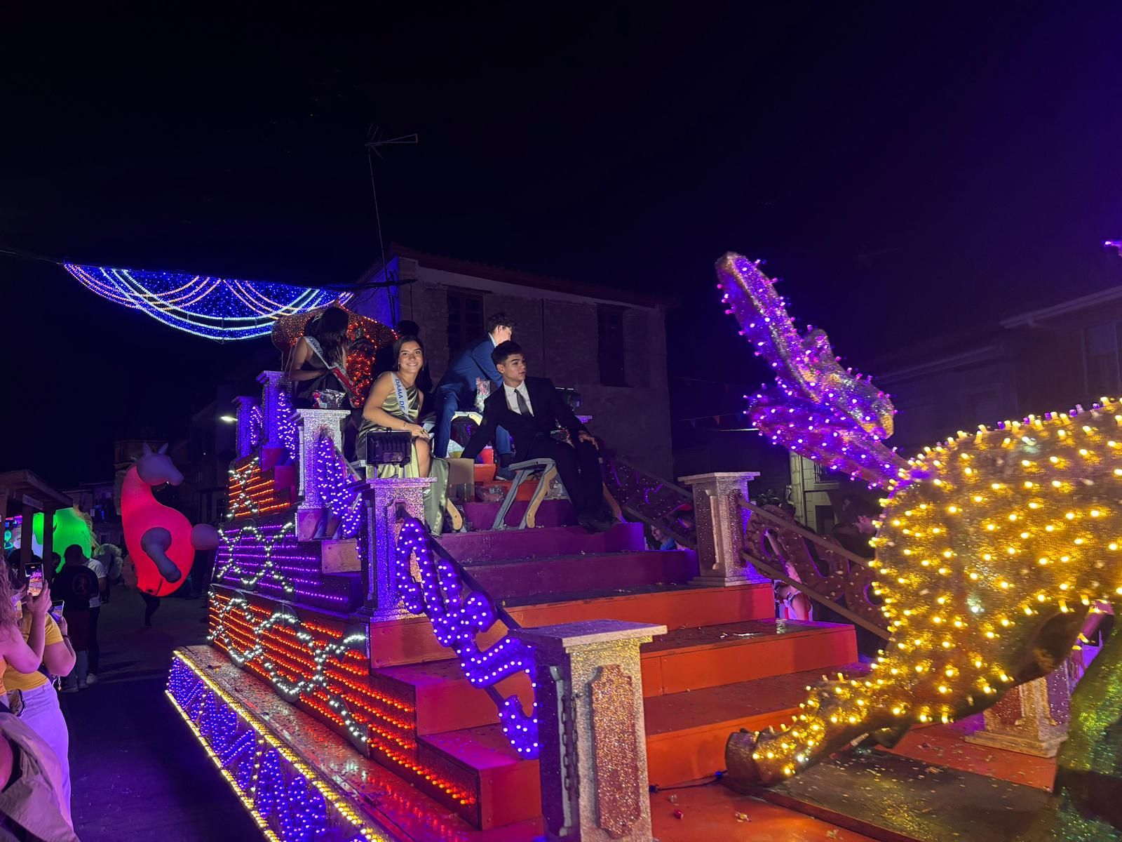 El desfile de carrozas de Aldeadávila vuelve a llenar de luz y color las calles en sus fiestas