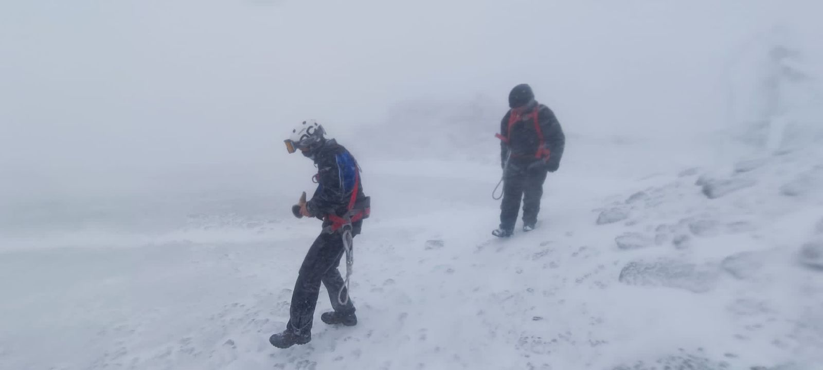 Trabajadores de la Covatilla trabajando en las pistas1. FOTO LA COVATILLA
