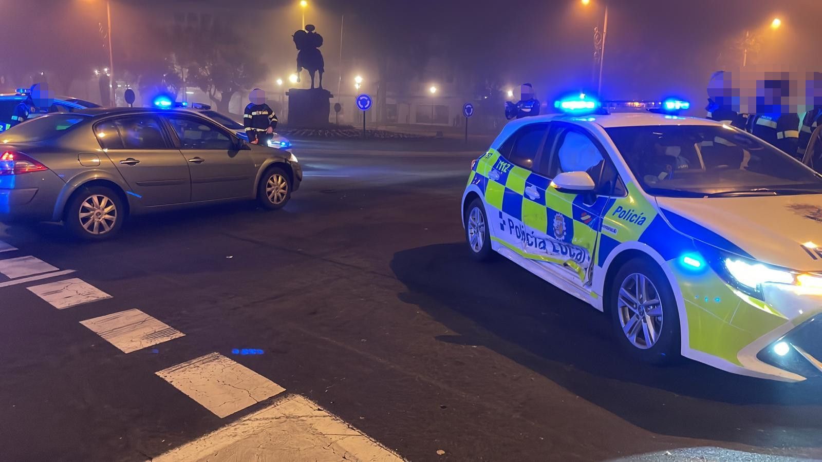 Un coche choca contra una patrulla de la Policía Local en una foto de archivo. Foto de archivo S24H