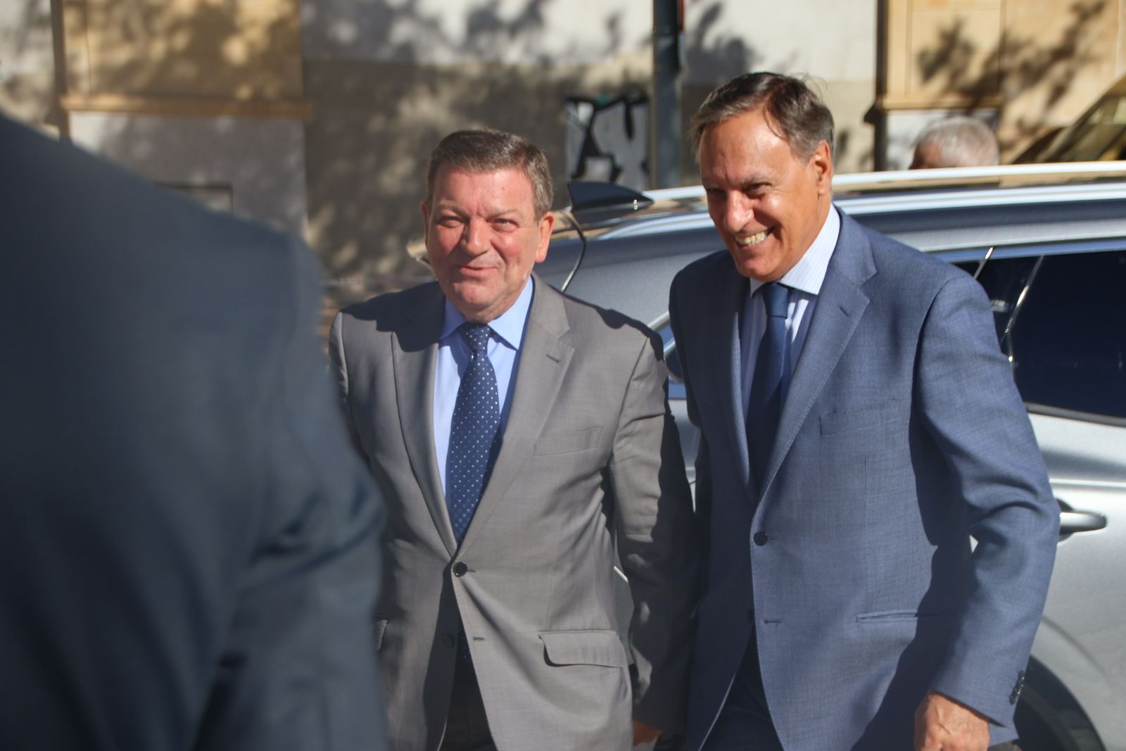 El consejero de la Presidencia, Luis Miguel González Gago, junto a Carbayo visitan las instalaciones del nuevo aparcamiento en el Barrio de la Chinchibarra
