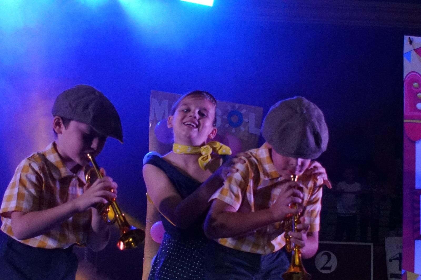 Emoción y creatividad en la primera cita del Play Back infantil en Alba de Tormes