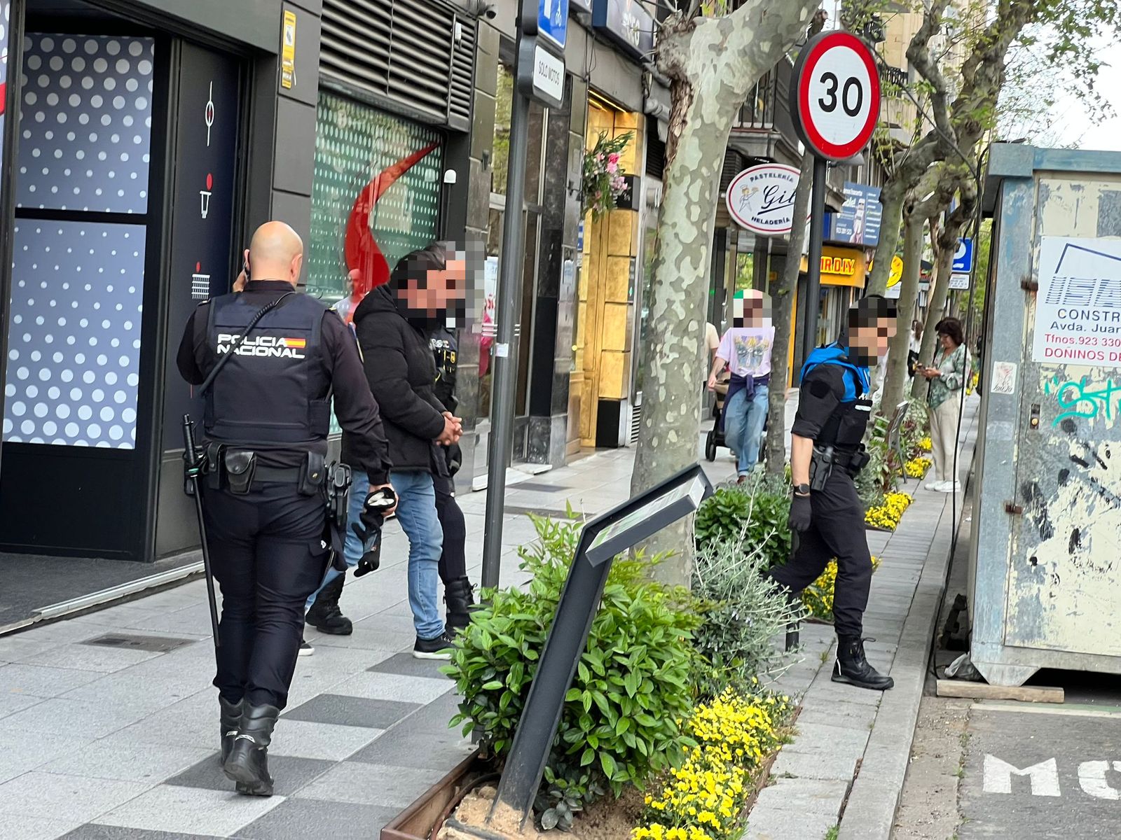 Pelea multitudinaria en el paseo de  Carmelitas