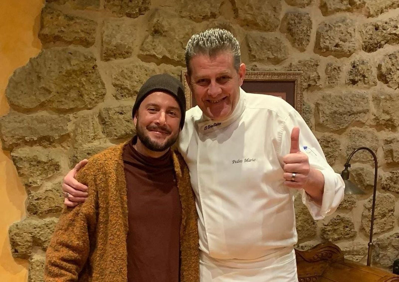 El chef Pedro Mario con Manuel Carrasco. El Ermitaño