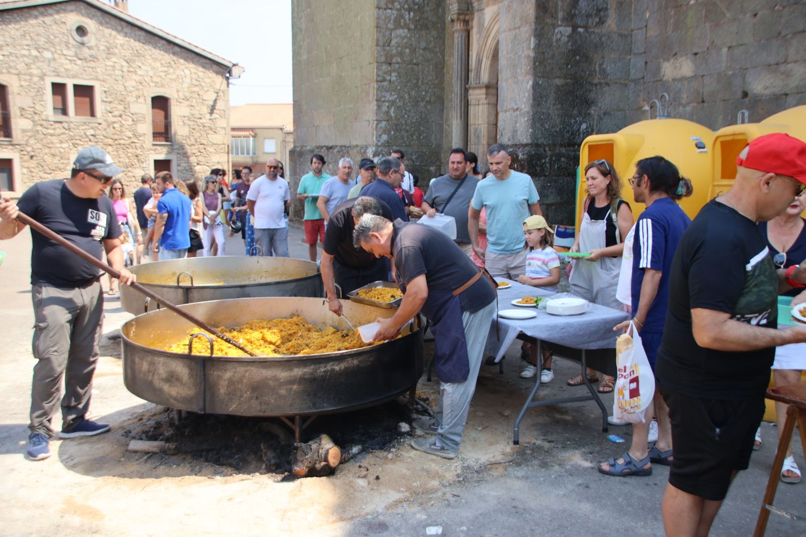 Masueco paella popular en la plaza