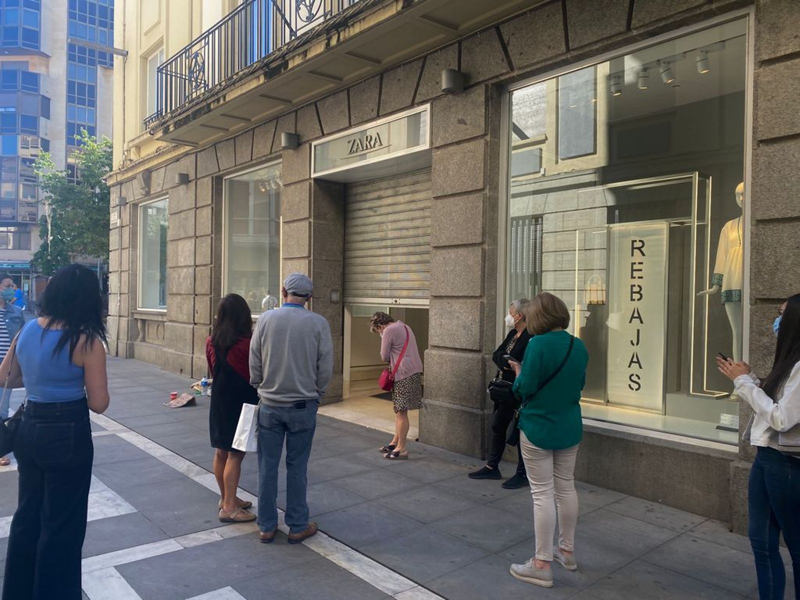 Colas a primera hora en Santa Clara por el inicio de las rebajas de 2023