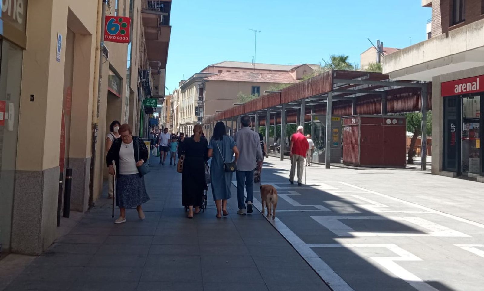 Ciudadanos pasean por Santa Clara