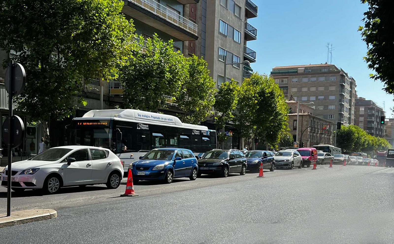 Avenida de mirat con dos carriles cortados como prueba para la instalación de terrazas