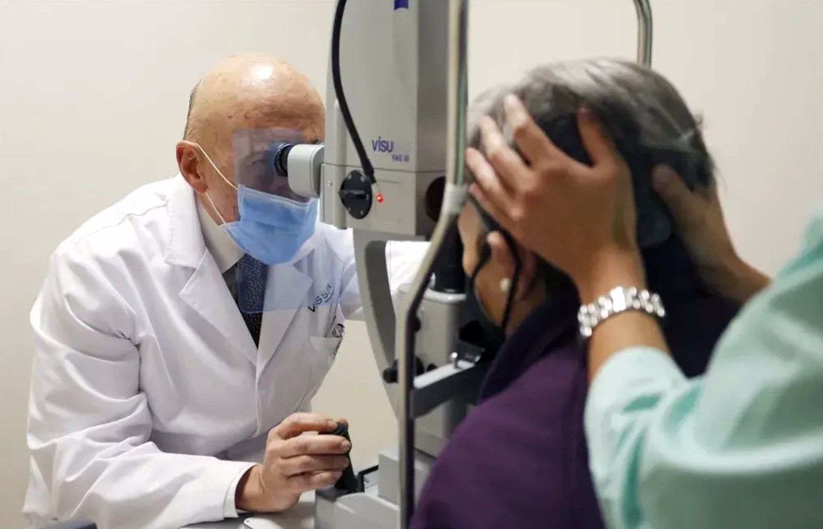 Imagen del doctor Jorge Alió y una paciente Imagen del doctor Jorge Alió y una paciente
