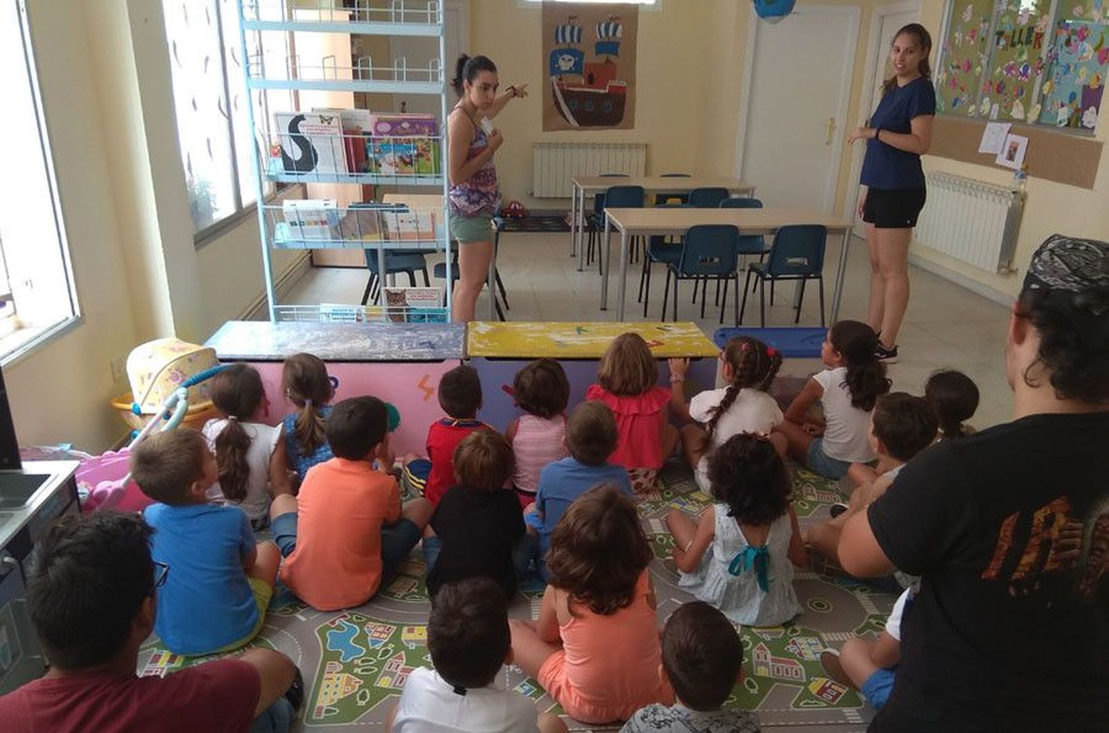Foto ludoteca verano con voluntarios