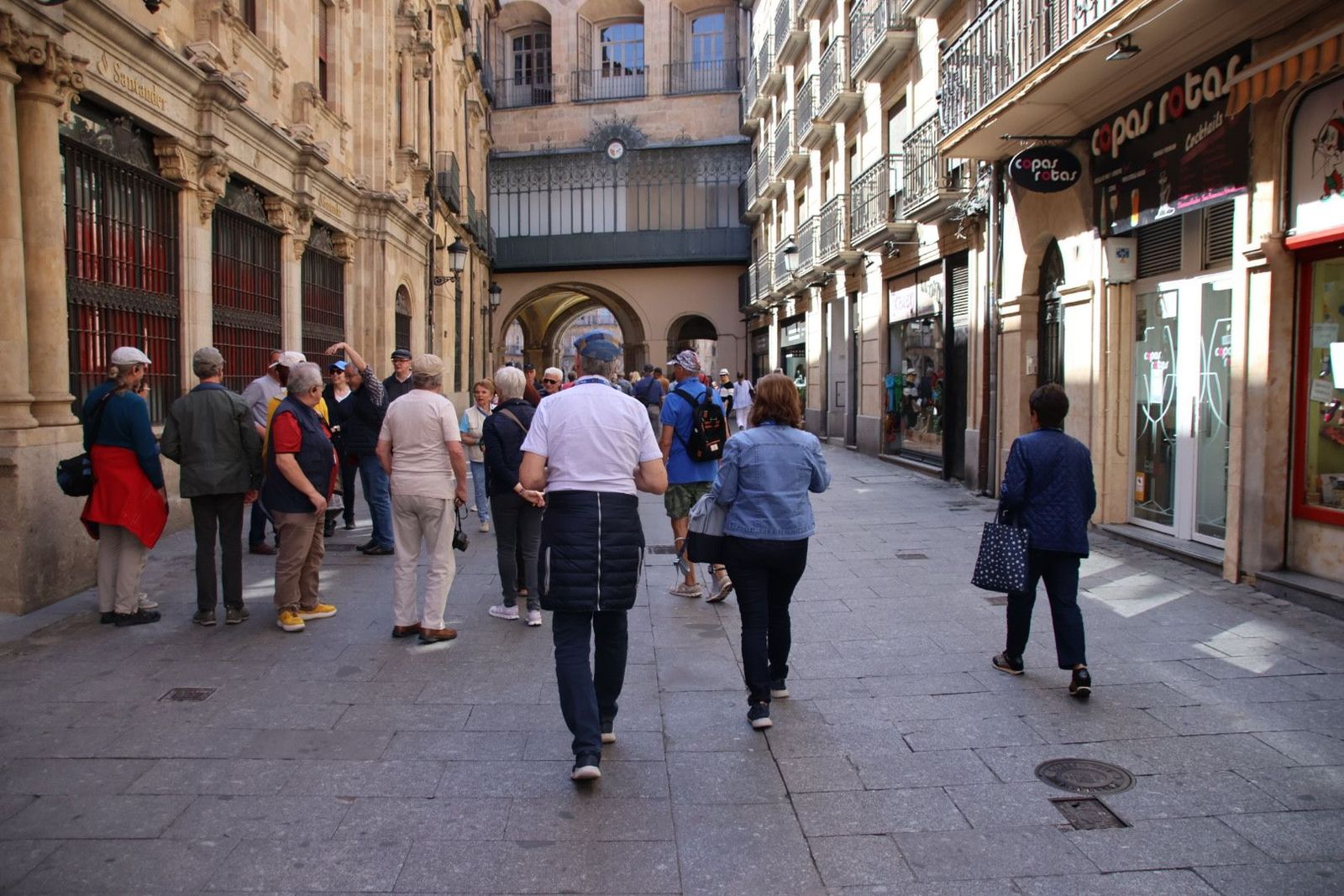 Gente paseando por las calles de Salamanca. Foto de archivo