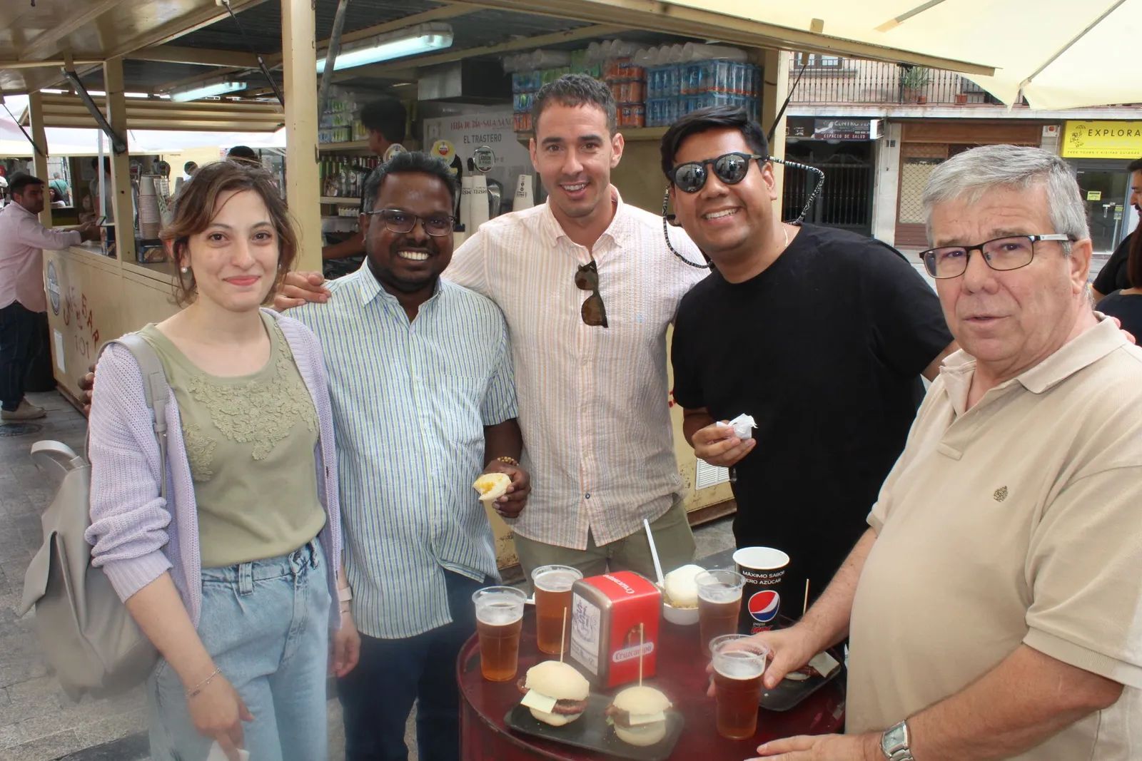 Ambiente en la Feria de Día en el mediodía de este viernes