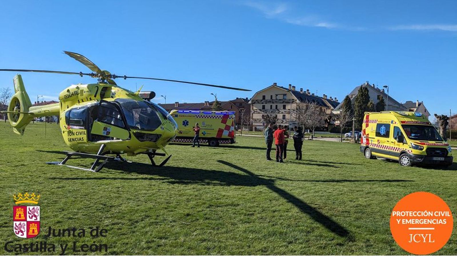 Rescatados en helicóptero dos montañeros tras caerse en el Pico del Lobo en Cerezo de Arriba, en Segovia. Foto Protección Civil y Emergencias JCYL
